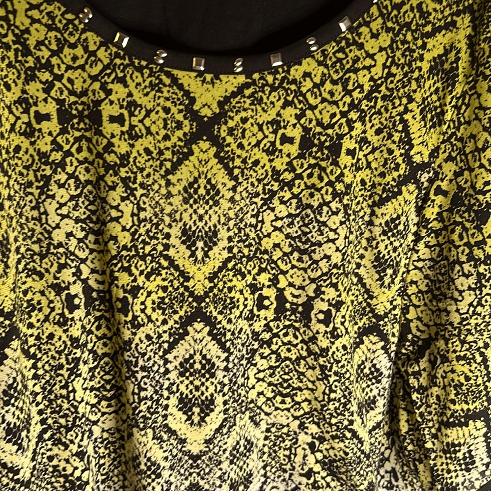 JM Collection long sleeves top size 3x Dolman studs reptile white yellow black - Picture 3 of 8